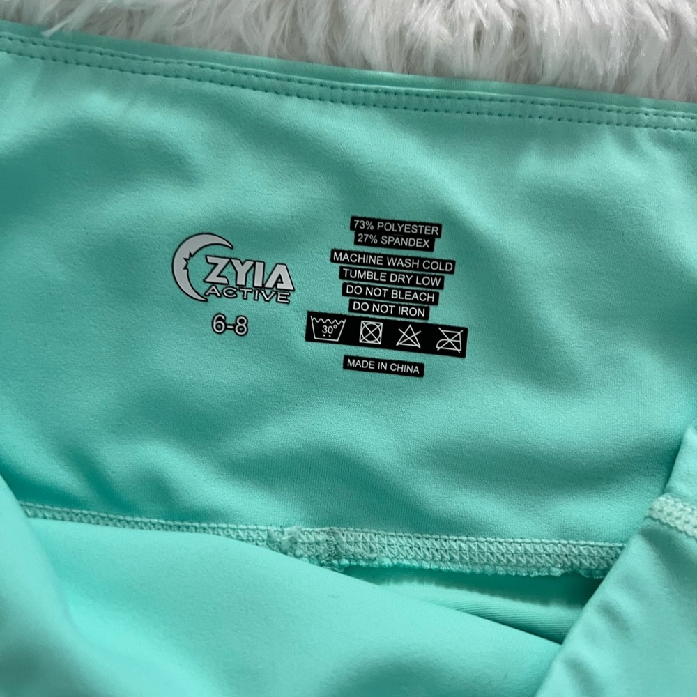 Zyia leggings, capri length, zipper pockets, size 6-8